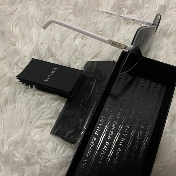 Authentic PRADA Oversized Sunglasses Sunnies Mint Condition Case High Fashion - Picture 3 of 5